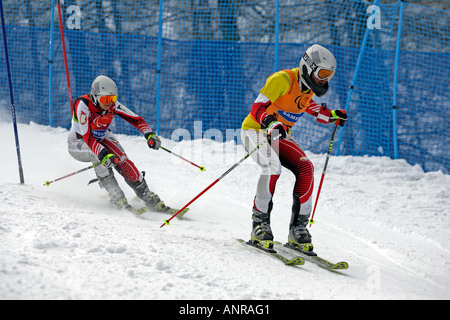 Sabine Gasteiger d'Autriche suit les cris de sa guide dans le slalom de ski alpin femmes concours Malvoyants Banque D'Images