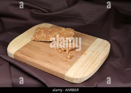 Barre granola naturelles sur planche à découper en bois Banque D'Images