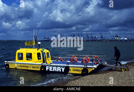 Felixstowe-Shotly-Harwich pied de passagers sur la rivière Orwell au port de Felixstowe, Suffolk, UK. Banque D'Images