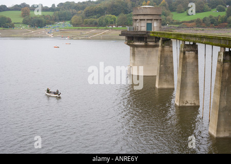 Deux pêcheurs sur un bateau. Réservoir d'Llandegfedd.Pontypool, Torfaen, près de Newport, Pays de Galles, Royaume-Uni Banque D'Images