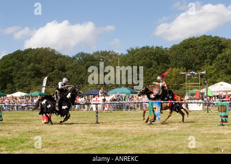 Joutes chevaliers lors d'une reconstitution d'un tournoi de joutes Banque D'Images