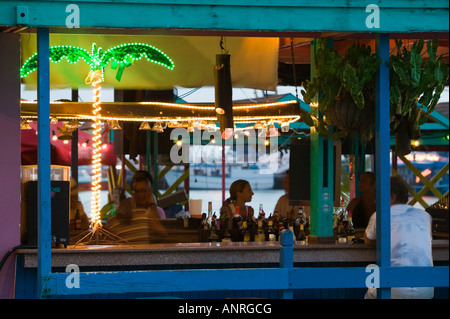 Îles ABC, BONAIRE, Kralendijk : Soir Vue de Pier Cafe NR Banque D'Images