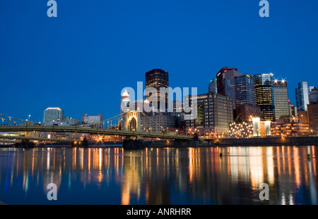 Night skyline de Pittsburgh, Pennsylvanie Banque D'Images