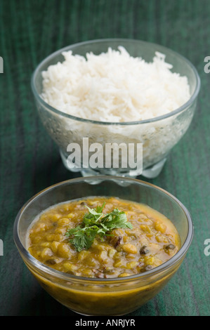 Close-up du riz dans un bol en verre avec curry de pois chiches Banque D'Images