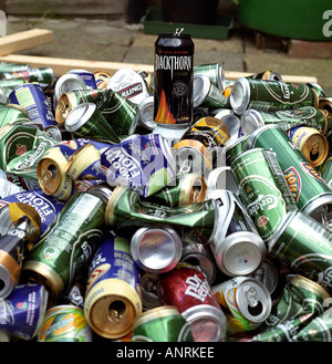 Pile de boîtes de bière vides en attente d'être triés dans l'acier ou l'aluminium. Les canettes en aluminium sont ensuite recyclés. Banque D'Images