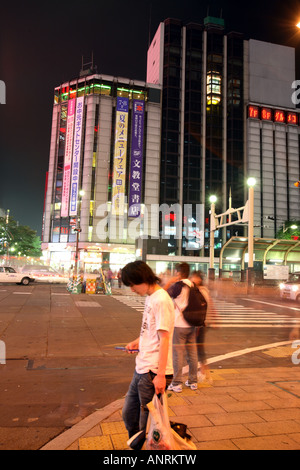 Les gens dans le quartier des divertissements de Susukino Sapporo Hokkaido Japon nuit Banque D'Images