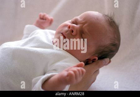 Portrait d'un nouveau-né avec une expression troublée Banque D'Images