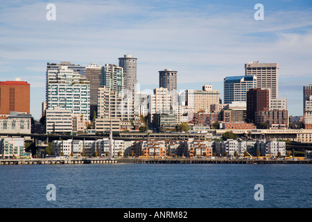 Seattle City skyline and waterfront, la copropriété près de Pier 66 et le vieillissement Alaskan Way Viaduct Seattle Washington USA Banque D'Images