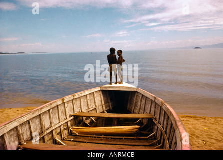 Le centre du Malawi Enfants debout sur le bateau le lac Malawi Banque D'Images