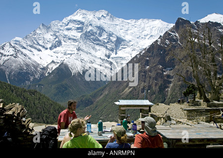 Les randonneurs se reposant à Ghyaru village. Sur l'arrière-plan l'Annapurna II (7937 m). Circuit de l'Annapurna trek. Le Népal Banque D'Images