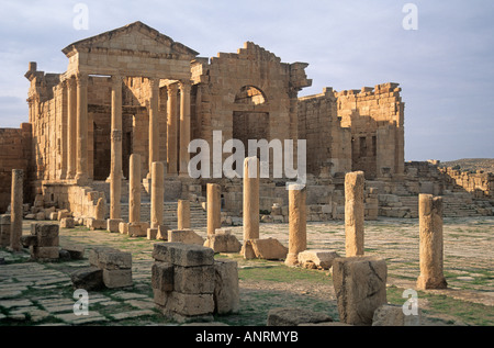 Dalles de pierre massive ouvrant la Forum menant à la tribune en face de la demeure des temples dédiés à Jupiter, Junon et Minerve dans les ruines romaines de Sufetula près de la ville moderne de Sbeitla Banque D'Images