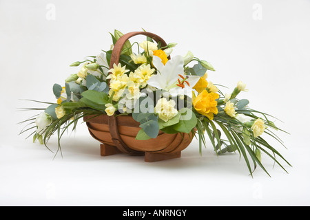 Des fleurs dans un panier Banque D'Images