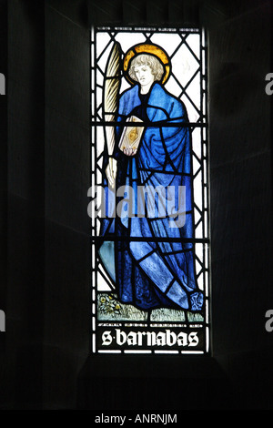 Vitraux de William Morris & Co. Vers 1870s représentant Saint Barnabas à la fenêtre de l'église Ponsonby, pont Calder, Cumbria Banque D'Images