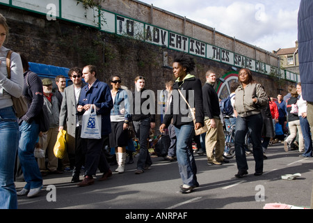 Rue bondée à Brick Lane Market le dimanche matin Londres Banque D'Images