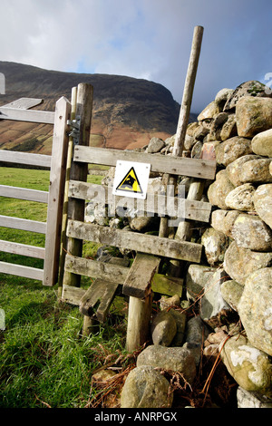 Méfiez-vous du taureau warning sign on stile en bord de champ Banque D'Images