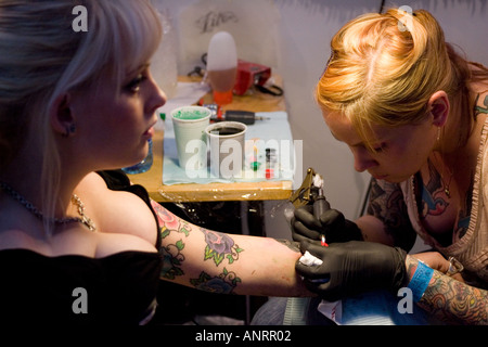 Jeune femme ayant son mal à la première tatoué london international tattoo convention Banque D'Images