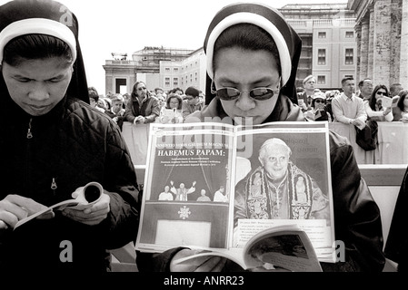 Les nonnes tenant une photo du Pape Benoît XVI au cours de la la première masse de Pape Ratzinger la place Saint Pierre de Rome Le Vatican Banque D'Images