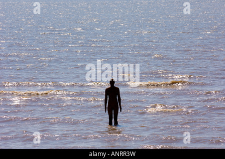 Un autre endroit : une sculpture d'homme de fer Antony Gormley partiellement immergée dans la mer à la plage de Crosby Banque D'Images