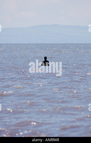 Un autre endroit : une sculpture d'homme de fer Antony Gormley partiellement immergée dans la mer à la plage de Crosby Banque D'Images