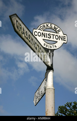 Vieille fonte direction sign in Conistone village se dirigeant à Grassington, Kettlewell et Kilnsey, Yorkshire Dales, Angleterre. Banque D'Images