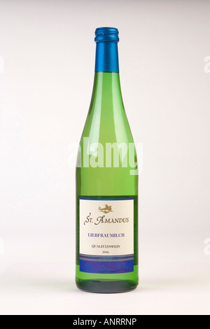 Bouteille de vin blanc Amandus St Liebfraumilch Banque D'Images