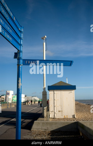 Panneau indiquant à la France au bord de mer dans le Sussex Bognor Regis, le sud de l'Angleterre Banque D'Images