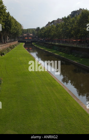 Recherche le long de la rivière vers la Place Arago La ville médiévale, ville de Perpignan France Banque D'Images