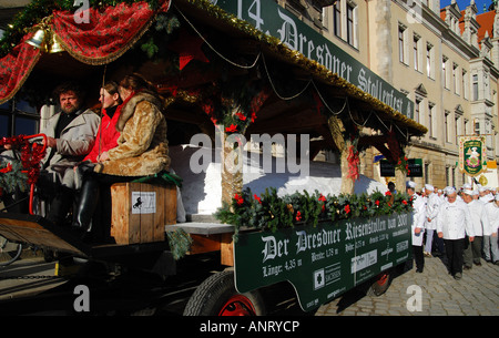 Gâteau Stollen géant à roues étant à travers des rues de Dresde, Allemagne Banque D'Images