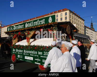 Gâteau Stollen géant à roues étant à travers des rues de Dresde, Allemagne Banque D'Images