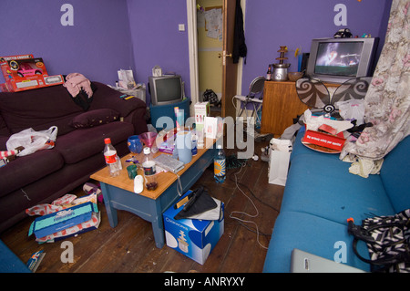 Un salon lounge en désordre dans une chambre d'étudiant le matin après une fête, UK Banque D'Images