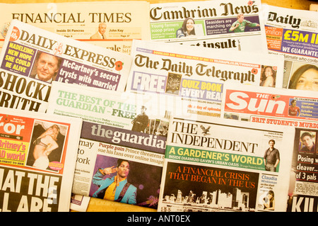 Une sélection de pages avant de la presse quotidienne - tabloïd et diverse et plus populaires (papiers à fort grammage) Banque D'Images