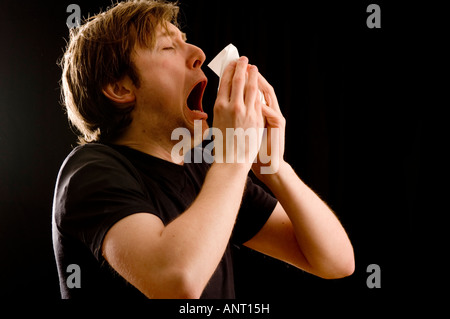L'homme sur le point d'éternuer dans un mouchoir en papier - hankie souffrant de la grippe La grippe maladie froide Banque D'Images