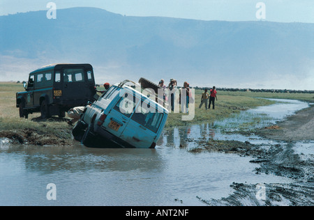 Remorquage d'un Landrover Toyota Landcruiser hors d'un trou de boue dans le cratère du Ngorongoro Tanzanie Afrique de l'Est Banque D'Images