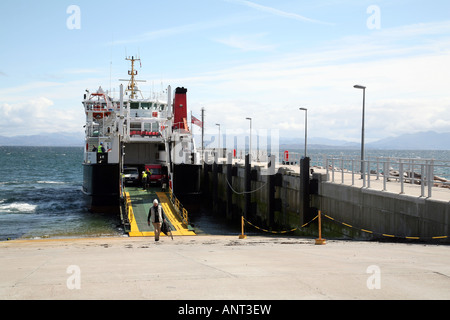 Le ferry de Mallaig arrive à l'île de Eigg, Western Isles, Ecosse Banque D'Images