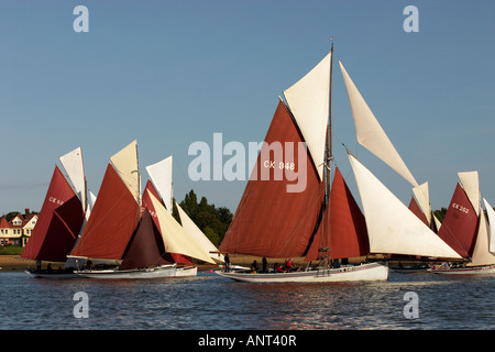 Gaff Rigged traditionnels bateaux à voile au départ de la course Banque D'Images