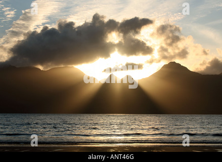 Coucher de soleil sur l'île de Rum, vue depuis la baie de LAIG, île d'Eigg, Écosse Banque D'Images