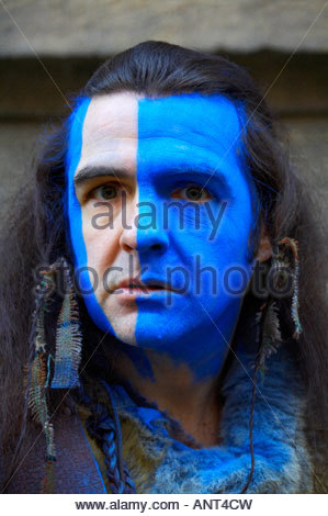 Un artiste de la Charité avec le drapeau écossais et vêtu d'un costume écossais de Braveheart, Édimbourg, Écosse Banque D'Images