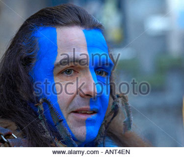 Un artiste de la Charité avec le drapeau écossais et vêtu d'un costume écossais de Braveheart, Édimbourg, Écosse Banque D'Images