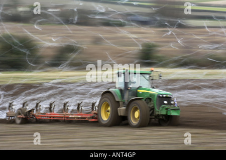 Tracteur avec charrue goélands après l'Angleterre Norfolk Janvier Banque D'Images