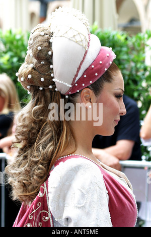 Magnifiquement coloré défilé en costume médiéval annuel Quintana à Ascoli Piceno, Marches, Italie Banque D'Images