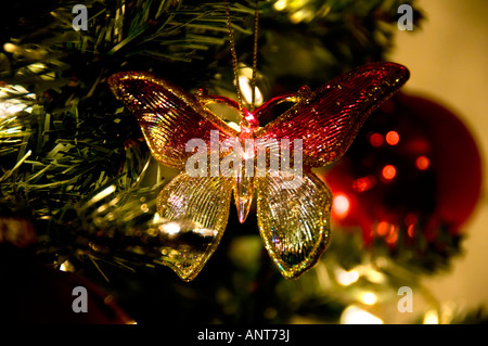 Une espèce d'ornement de Noël suspendu à un arbre de Noël artificiel. Banque D'Images