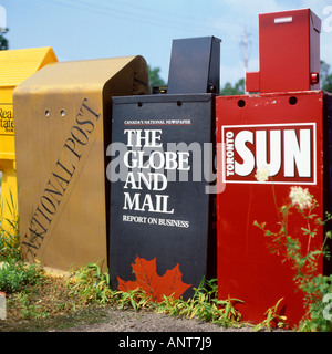 Distributeurs automatiques de journaux canadiens Le National Post, le Globe and Mail et le Toronto Sun à fort Erie Ontario Canada KATHY DEWITT Banque D'Images