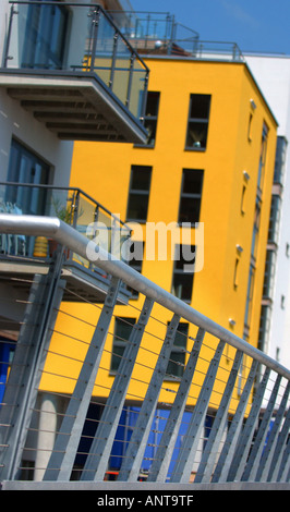 Appartements modernes en bord de mer à Sovereign Harbour à Eastbourne, East Sussex, Royaume-Uni. Photo de Jim Holden. Banque D'Images