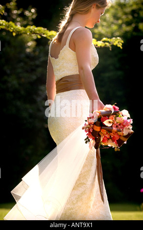 La mariée porte une robe de mariage sur mesure faite par Becky Drinan. Photo par Jim Holden. Banque D'Images