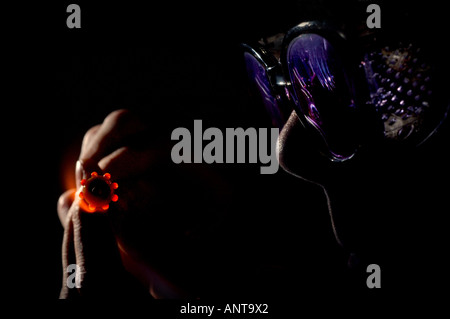 Artiste Rebecca Lampwork perles en verre de Weddell pour être utilisés comme composants dans la fabrication de bijoux. Photo par Jim Holden. Banque D'Images