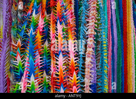 Chaînes d'oiseaux papier ^^origami cranes Japon Banque D'Images