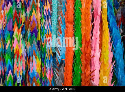 Chaînes d'oiseaux papier ^^origami cranes Japon Banque D'Images