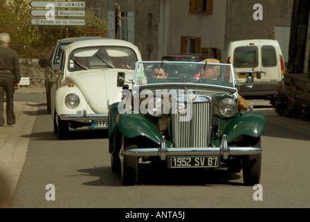 MG TF suivie d'une voiture VW Beetle classique dans une voiture classique road dans le centre de la France de l'événement Banque D'Images