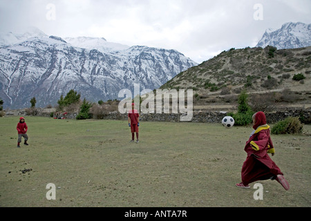 Les moines étudiants jouant au football. Près de Ngawal village. Circuit de l'Annapurna trek. Le Népal Banque D'Images