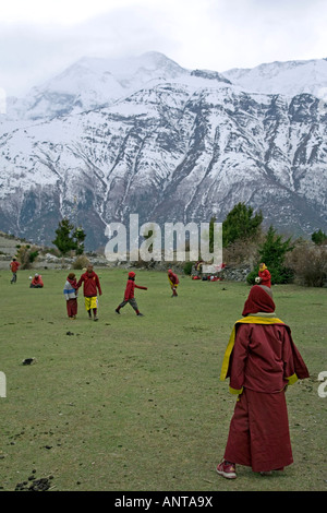 Les moines étudiants jouant au football. Près de Ngawal village. Circuit de l'Annapurna trek. Le Népal Banque D'Images